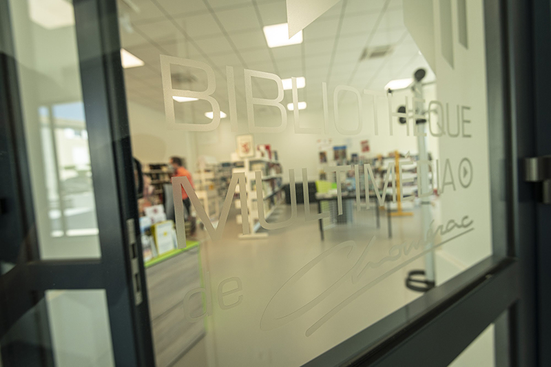 Porte transparente avec l'inscription "Bibliothèque municipale de Chomérac"