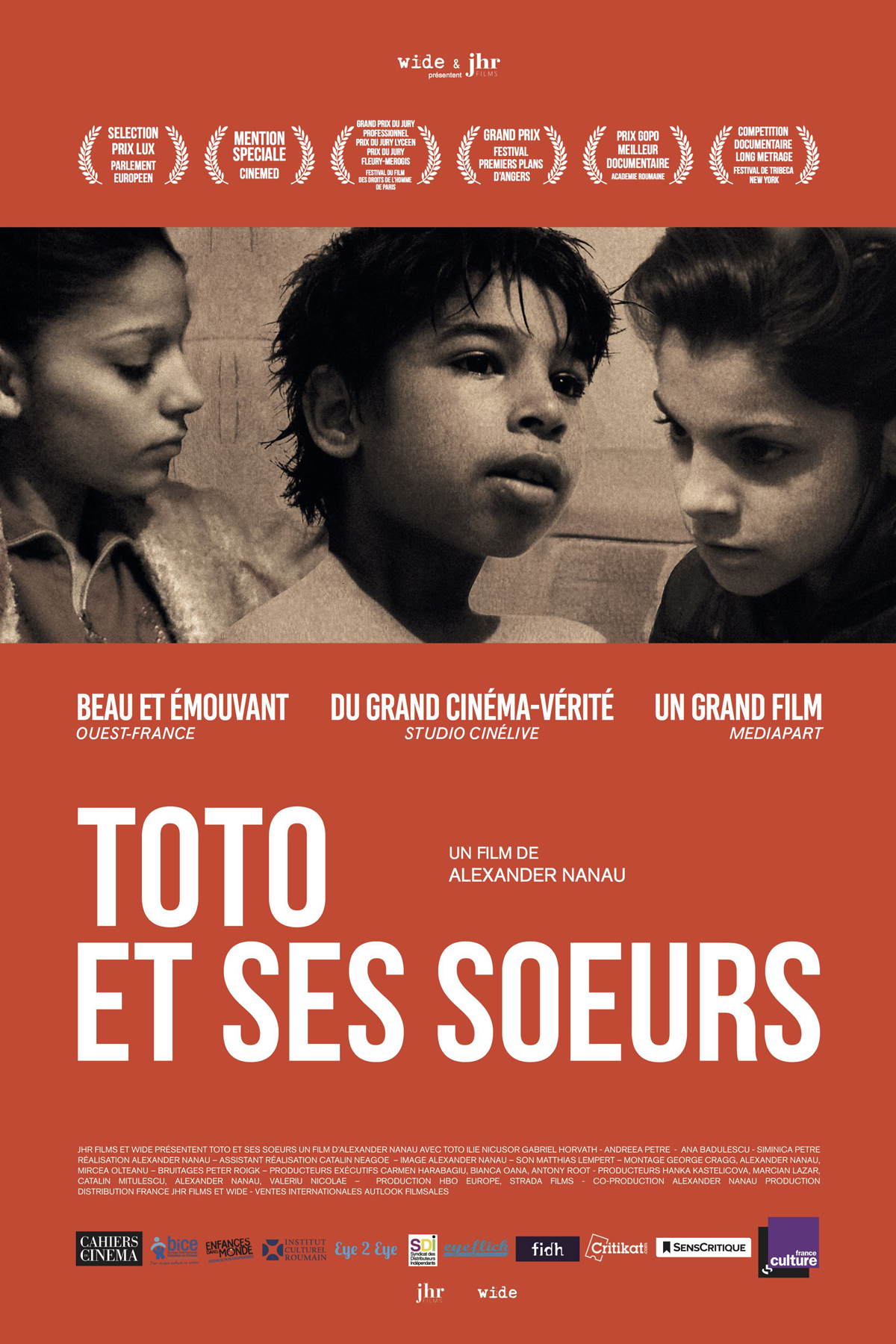 photo de l'affiche toto et ses soeurs avec une photo en noir et blanc d'un garçon