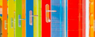 Portes multicolores ouvertes