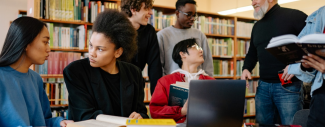 groupe d'étudiants dans une bibliothèque discutant entre eux