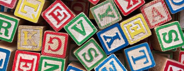 Cubes en bois avec des lettres en couleurs dessus