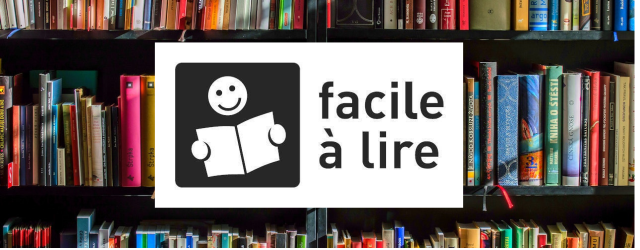 étagères de livres et logo du facile à lire en premier plan