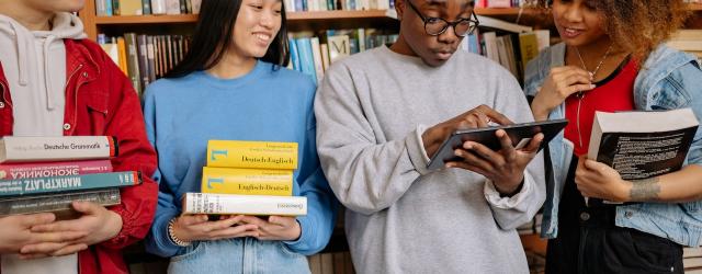 jeunes adultes regardant une tablette