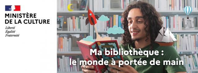 homme lisant un livre devant une bibliothèque avec le hashtag #mabibliotheque