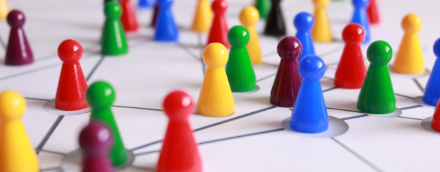 photo d'un plateau de jeu avec des pions de couleurs